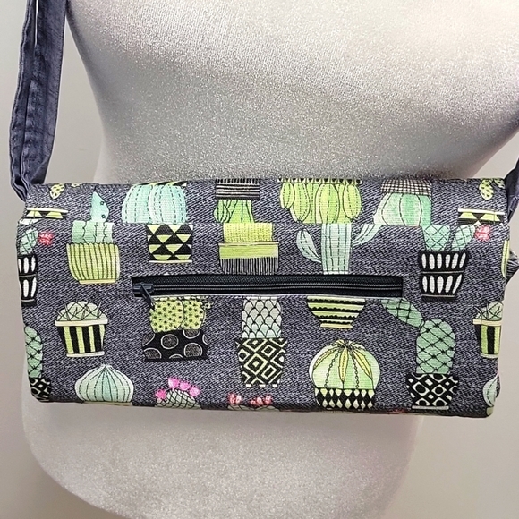 KJM Designs Crossbody Purse With Cactus Print One Outside Pocket w/Zipper - Picture 4 of 13